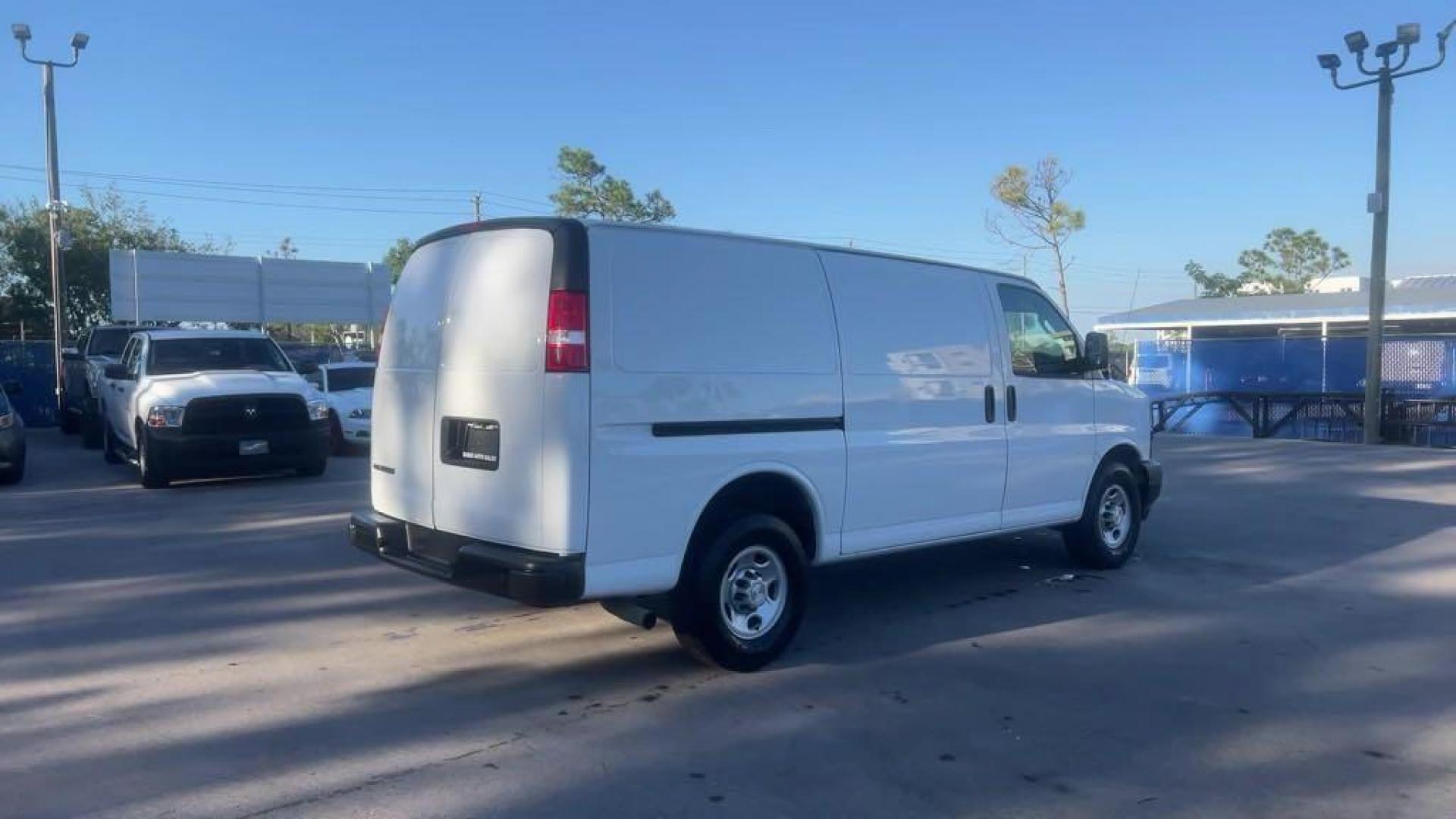 2019 Summit White /Medium Pewter Chevrolet Express 2500 Work Van (1GCWGAFG8K1) with an Vortec 6.0L V8 SFI Flex Fuel engine, Automatic transmission, located at 27610 S Dixie Hwy, Homestead, FL, 33032, (305) 749-2348, 25.510241, -80.438301 - Photo#4