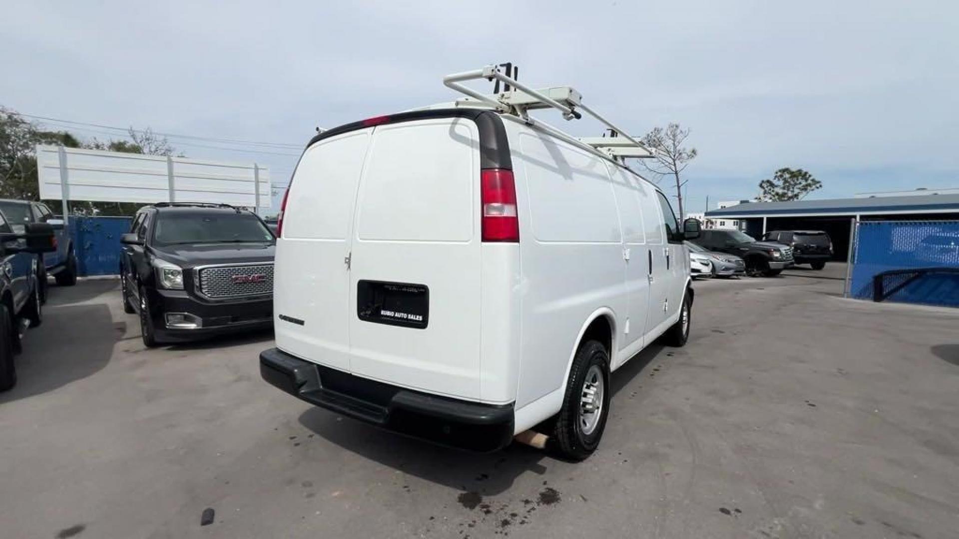 2017 Summit White /Medium Pewter Chevrolet Express 2500 Work Van (1GCWGAFF0H1) with an Vortec 4.8L V8 SFI engine, Automatic transmission, located at 27610 S Dixie Hwy, Homestead, FL, 33032, (305) 749-2348, 25.510241, -80.438301 - Photo#4