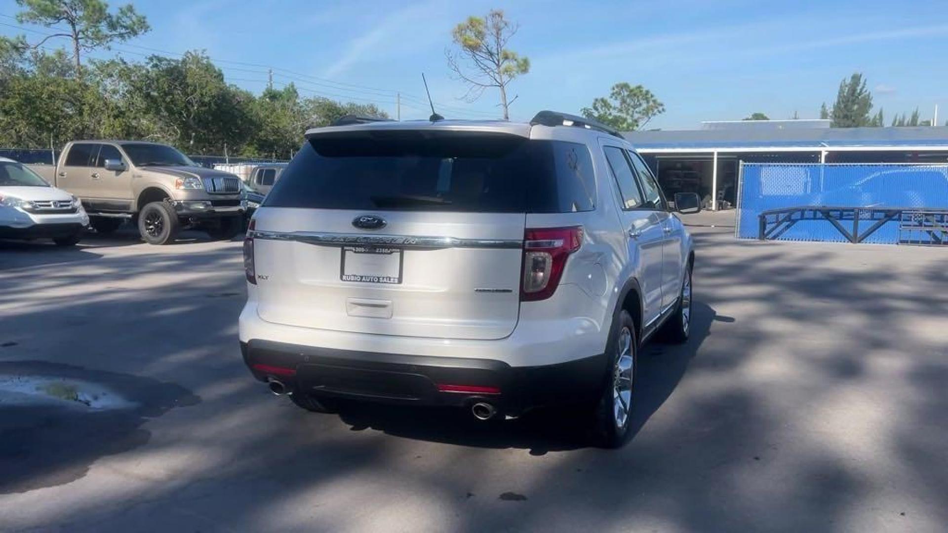 2014 White /Medium Light Stone Ford Explorer XLT (1FM5K7D83EG) with an 3.5L 6-Cylinder SMPI DOHC engine, Automatic transmission, located at 27610 S Dixie Hwy, Homestead, FL, 33032, (305) 749-2348, 25.510241, -80.438301 - Photo#4