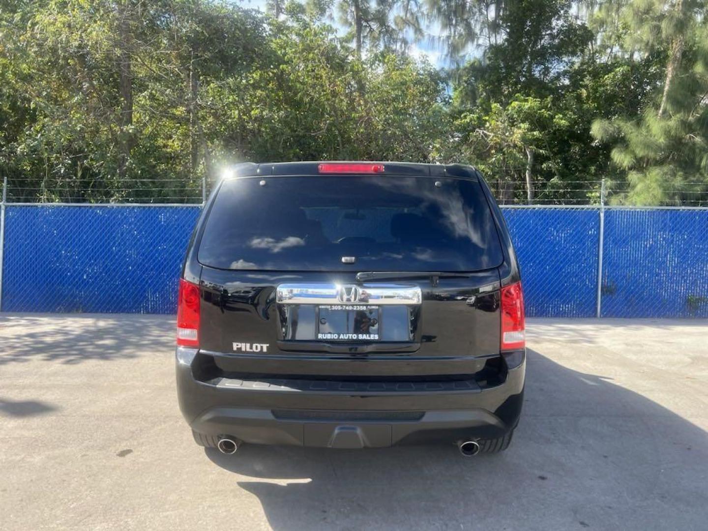 2013 Crystal Black Pearl /Gray Honda Pilot EX (5FNYF3H44DB) with an 3.5L V6 SOHC i-VTEC VCM 24V engine, Automatic transmission, located at 27610 S Dixie Hwy, Homestead, FL, 33032, (305) 749-2348, 25.510241, -80.438301 - Photo#3