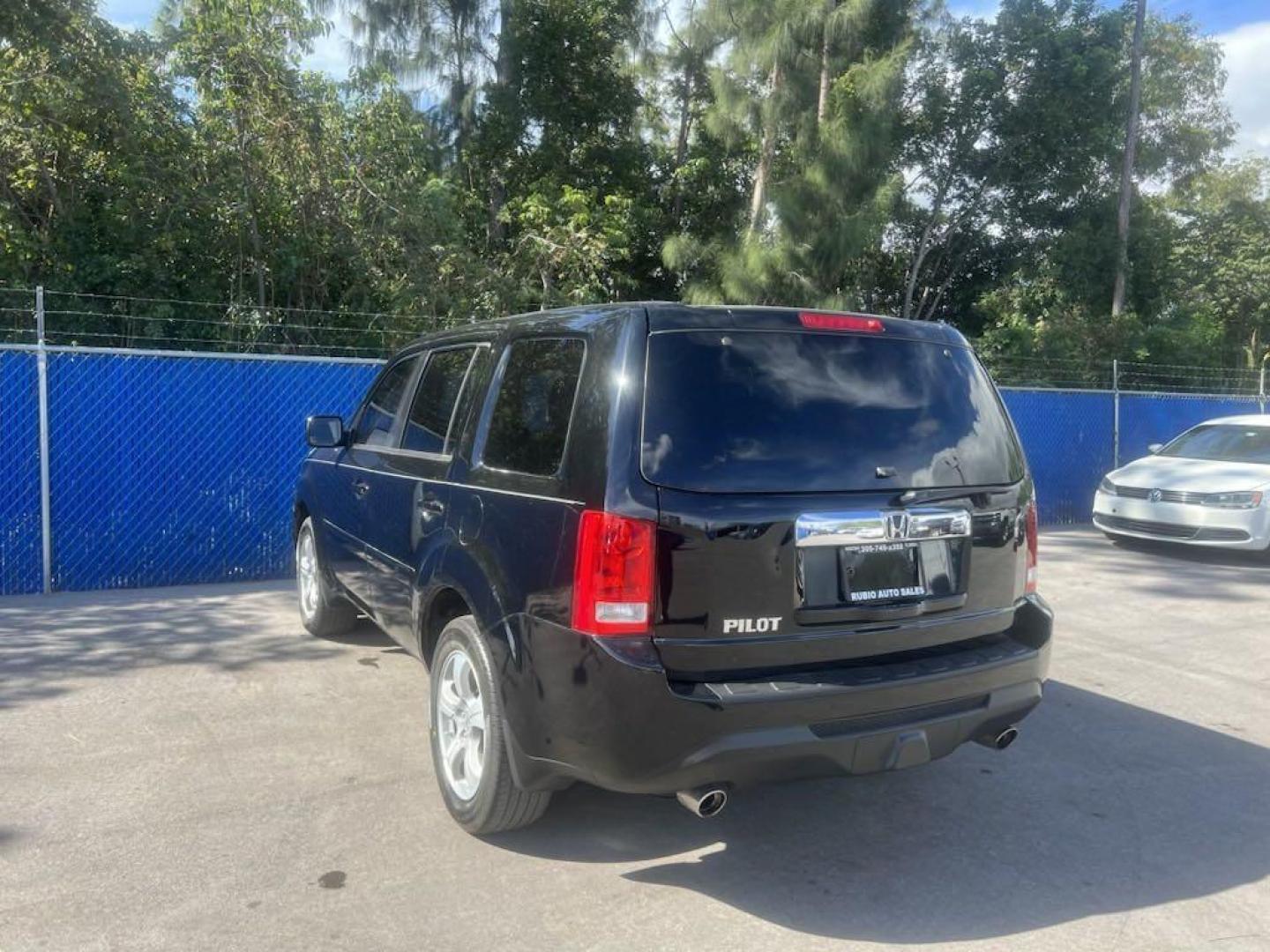 2013 Crystal Black Pearl /Gray Honda Pilot EX (5FNYF3H44DB) with an 3.5L V6 SOHC i-VTEC VCM 24V engine, Automatic transmission, located at 27610 S Dixie Hwy, Homestead, FL, 33032, (305) 749-2348, 25.510241, -80.438301 - Photo#4