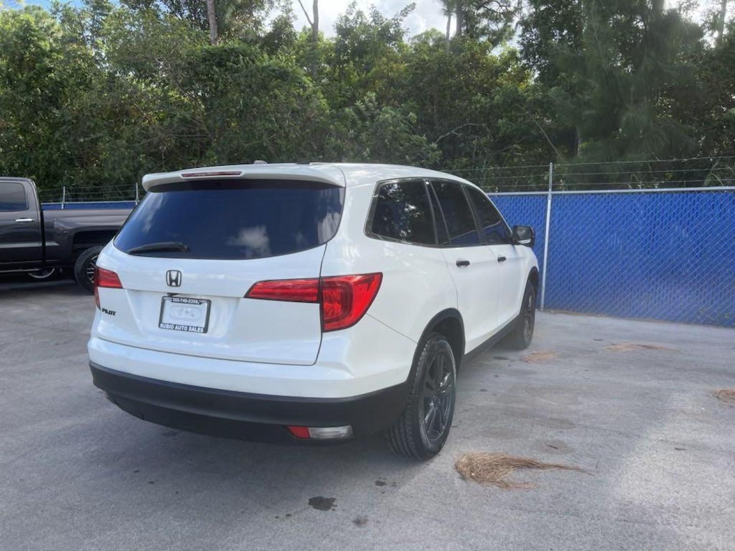 2016 White Diamond Pearl /Beige Honda Pilot EX-L (5FNYF5H57GB) with an 3.5L V6 24V SOHC i-VTEC engine, Automatic transmission, located at 27610 S Dixie Hwy, Homestead, FL, 33032, (305) 749-2348, 25.510241, -80.438301 - Photo#3