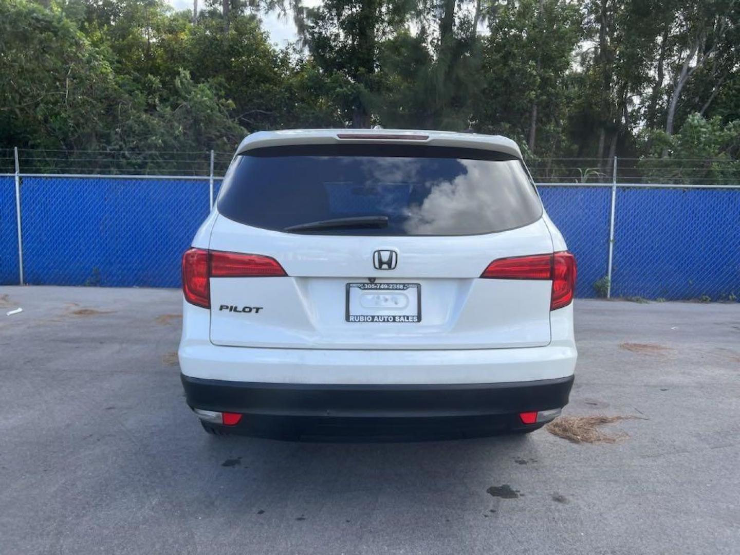 2016 White Diamond Pearl /Beige Honda Pilot EX-L (5FNYF5H57GB) with an 3.5L V6 24V SOHC i-VTEC engine, Automatic transmission, located at 27610 S Dixie Hwy, Homestead, FL, 33032, (305) 749-2348, 25.510241, -80.438301 - Photo#4