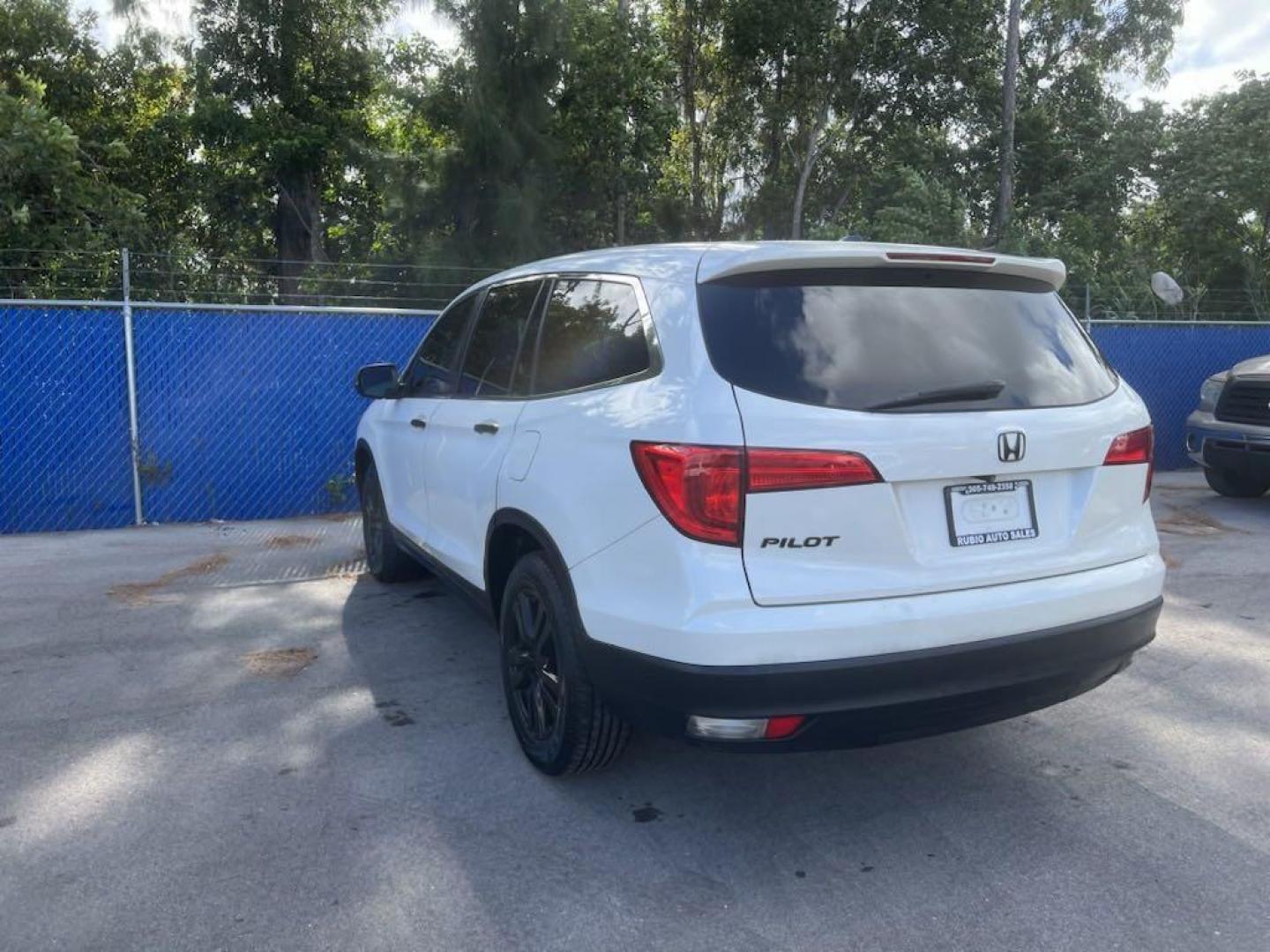 2016 White Diamond Pearl /Beige Honda Pilot EX-L (5FNYF5H57GB) with an 3.5L V6 24V SOHC i-VTEC engine, Automatic transmission, located at 27610 S Dixie Hwy, Homestead, FL, 33032, (305) 749-2348, 25.510241, -80.438301 - Photo#5